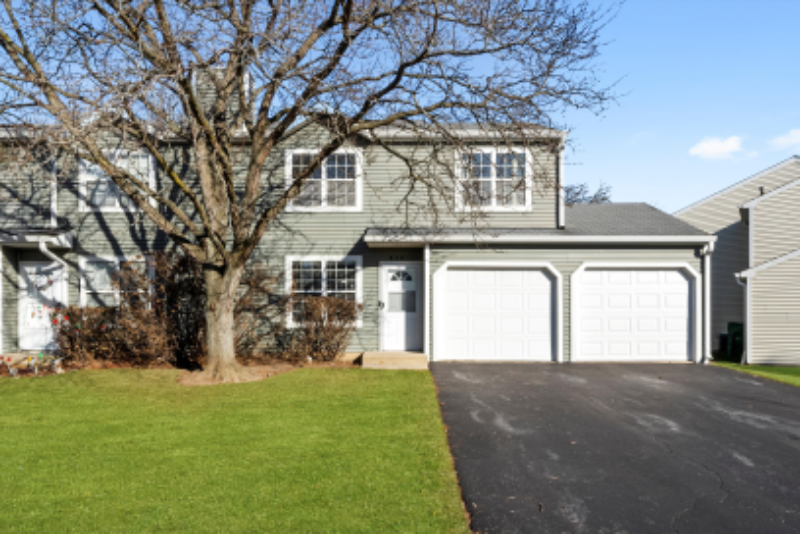 Round Lake Beach Townhome: 430 Normandie Ln