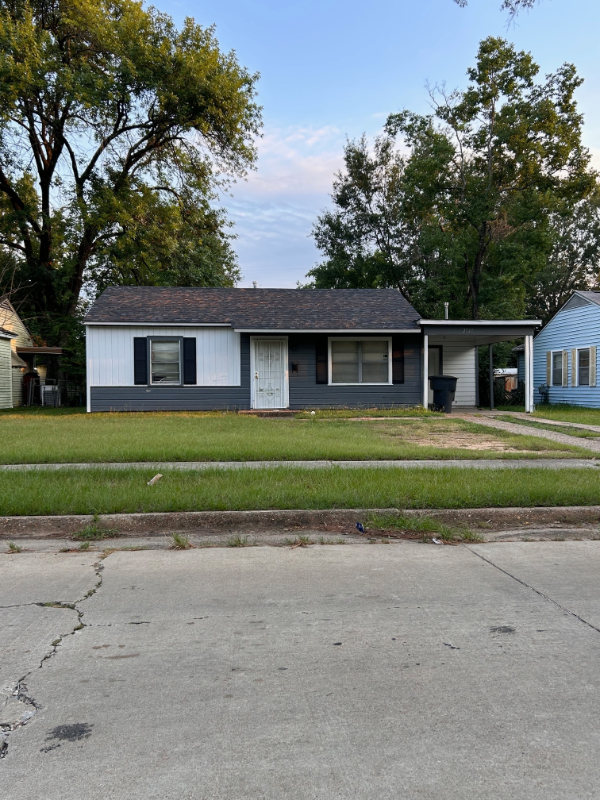 Shreveport House: 2721 Sunnybrook st