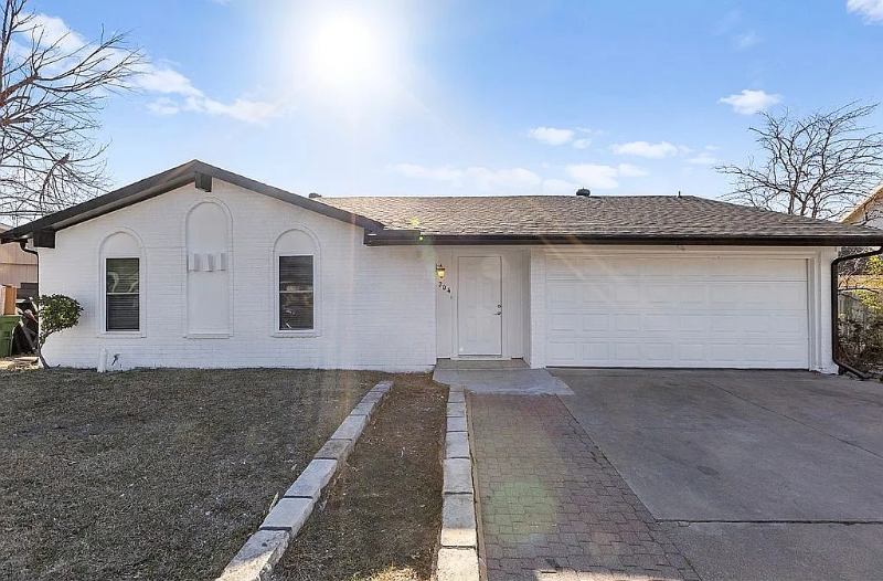 Arlington House: 204 Pebblebrook St