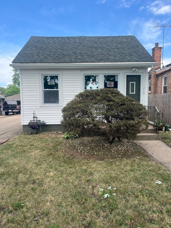 Riverdale House: 13709 S School Street