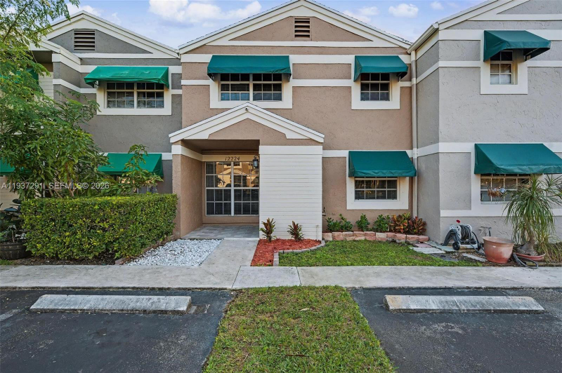 Cooper City Townhome: 12224 SW 52nd Place Unit#1