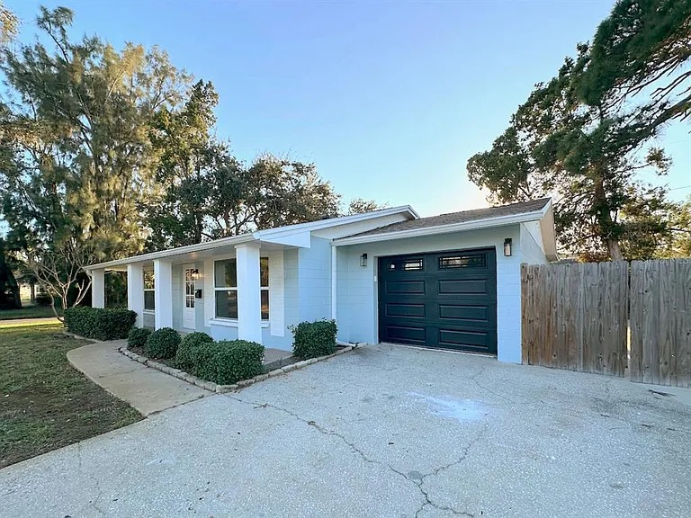 St. Petersburg House: 4700 chancellor st