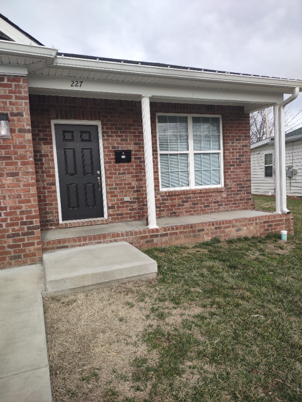 Nicholasville House: 227 E Oak St,