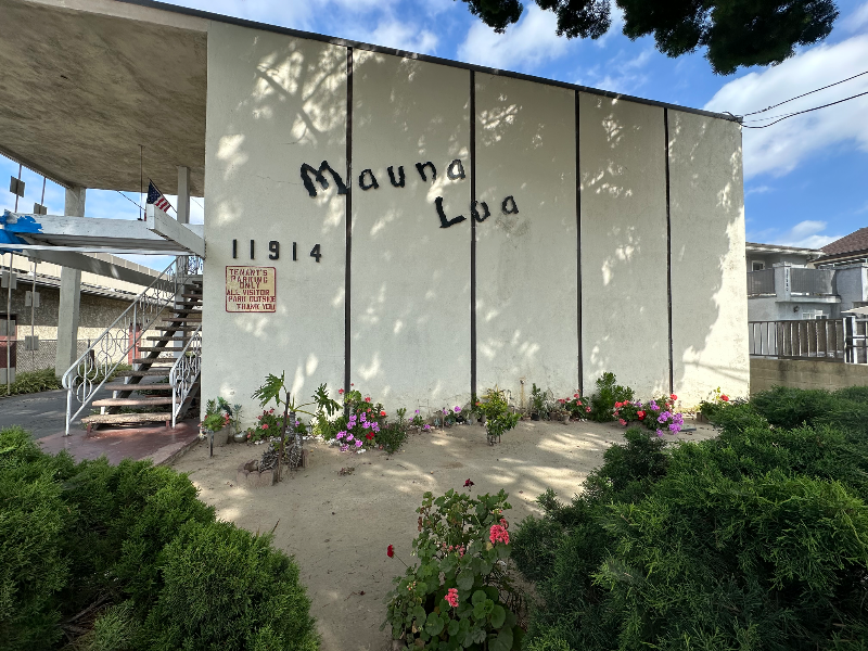 Downey Apartment: 11914 Downey Ave