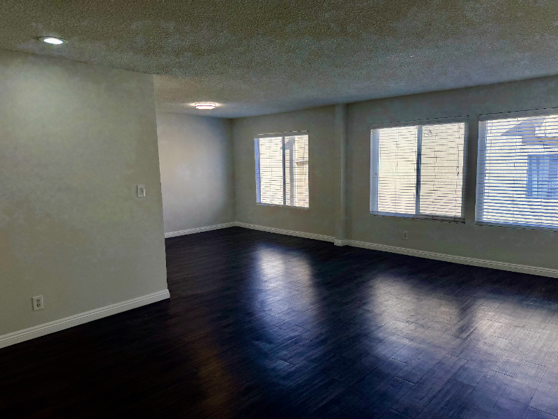 Encino Apartment: 17440 Burbank Blvd