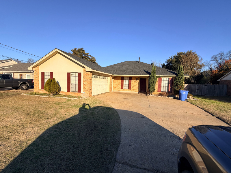 Prattville House: 406 Sheila Blvd