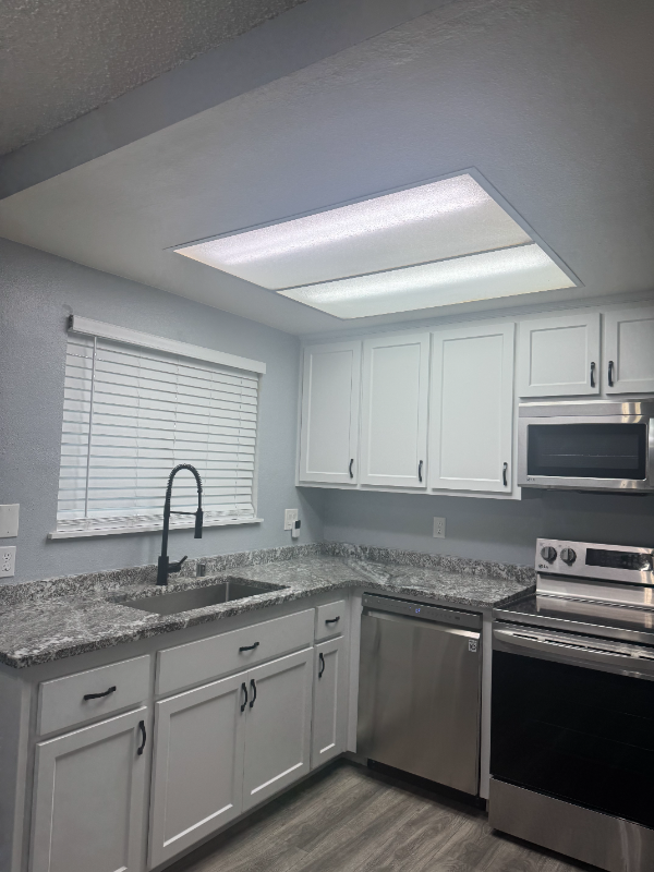 Modesto Townhome: 325 Standiford Ave