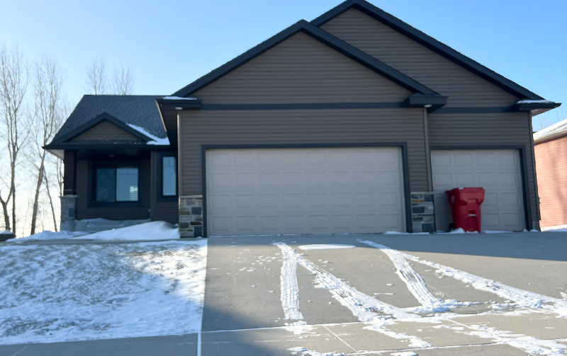 Stewartville House: 306 Luella Pl NE