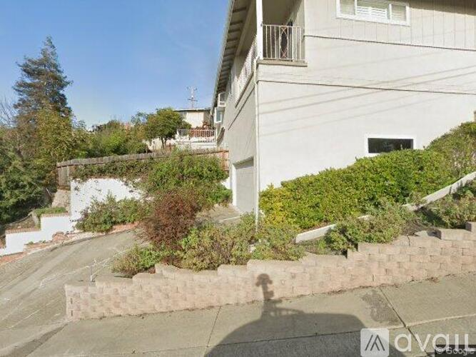 San Leandro Multiplex: 15941 Gramercy Dr,