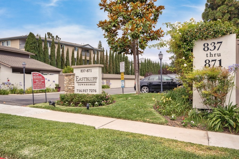 Newport Beach Townhome: 837 Amigos Way