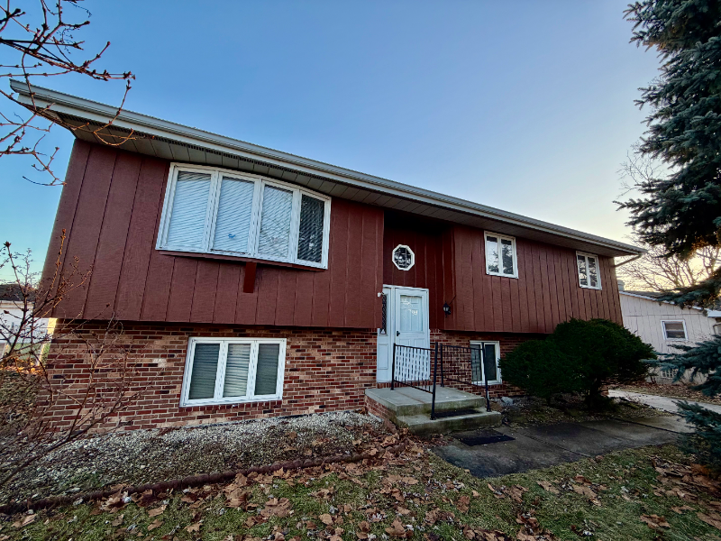 Crown Point House: 7431 W 83rd Ln