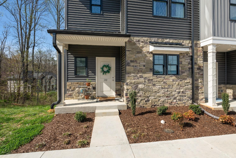 Lynchburg Townhome: 32 English Commons