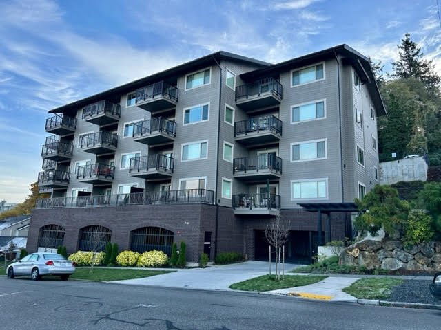 Bellingham Apartment: 700 N. State St. #303