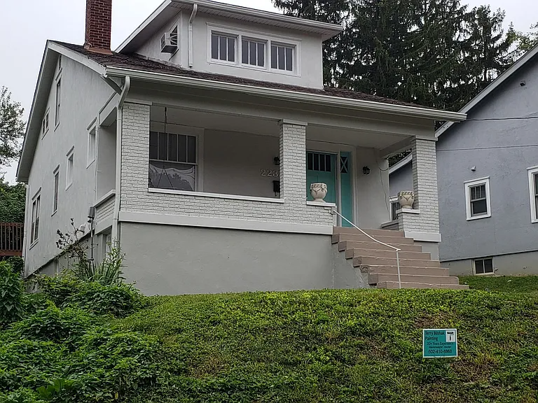 Louisville House: 2232 Grinstead Dr