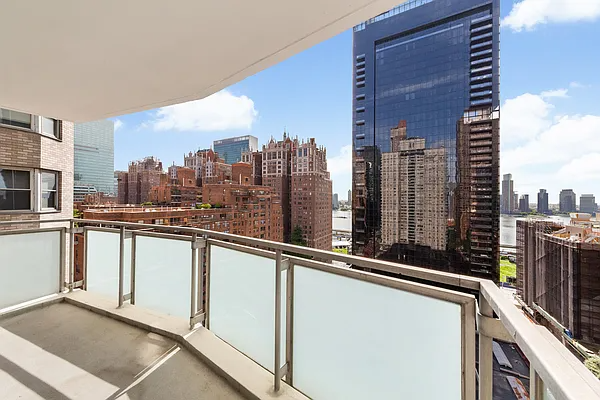 New York Condo: 300 e 40th St