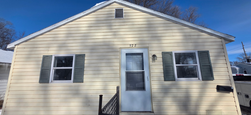 Decatur House: 928 W Waggoner St