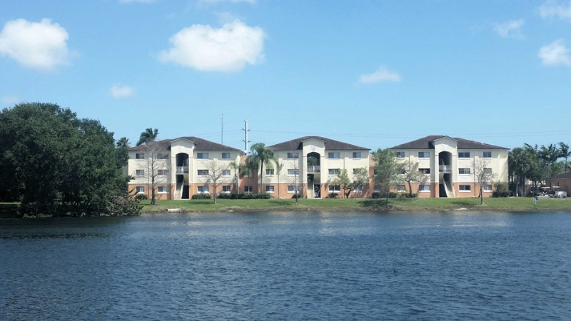 Hollywood Apartment: 3700 N 56th Ave