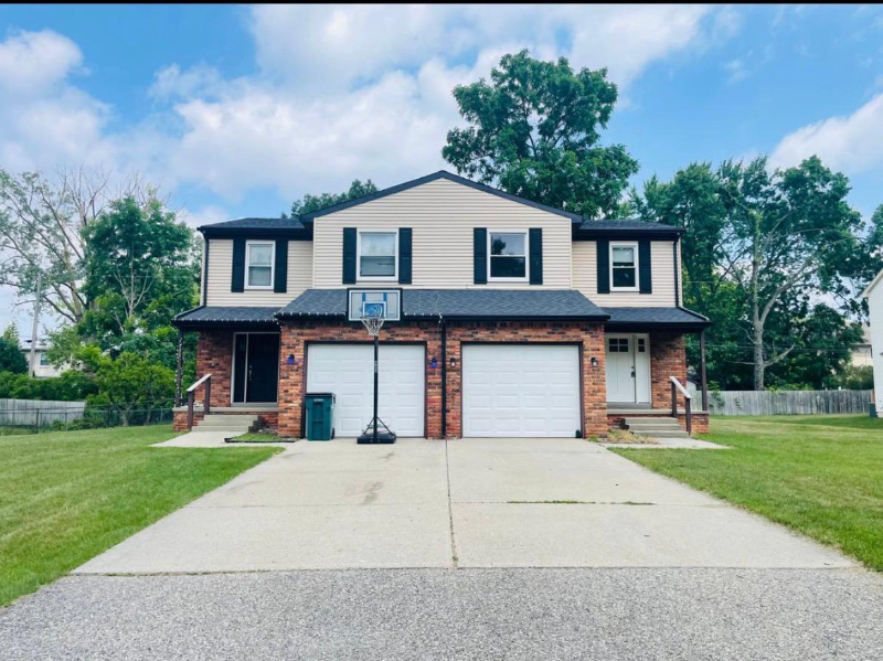 Troy Townhome: 116 Regents Dr