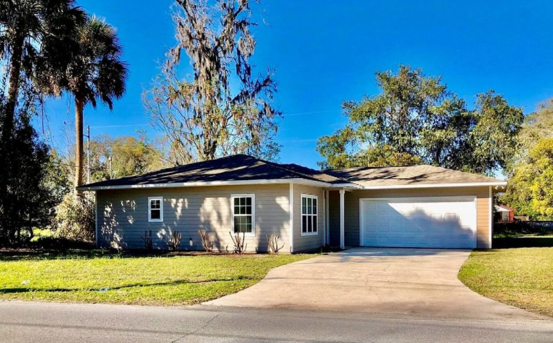 Lake City House: 627 ne washington st