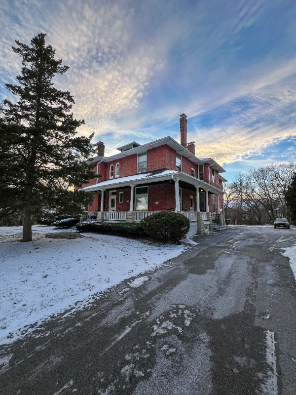 Western Springs Apartment: 4380 Central Ave