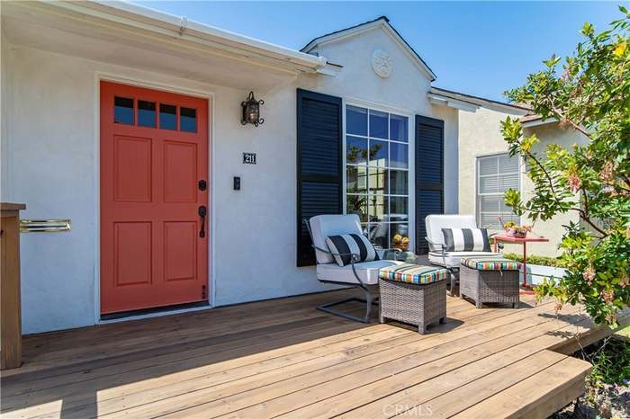 Long Beach House: 211 Saint Joseph Ave,