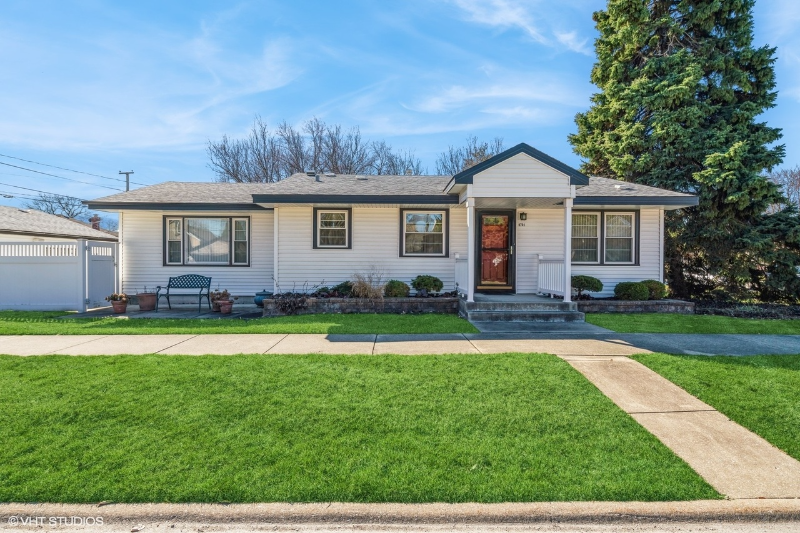 Oak Lawn House: 9701 Merton Ave