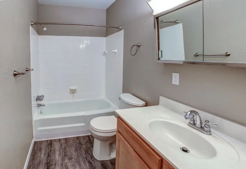 Toledo Apartment: 2323 Shoreland ave