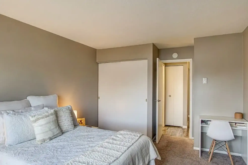 Toledo Apartment: 2323 Shoreland ave