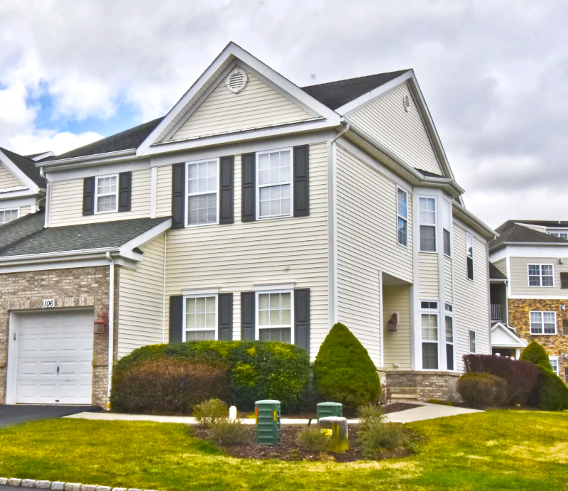 Easton Townhome: 106 Bethpage Ter