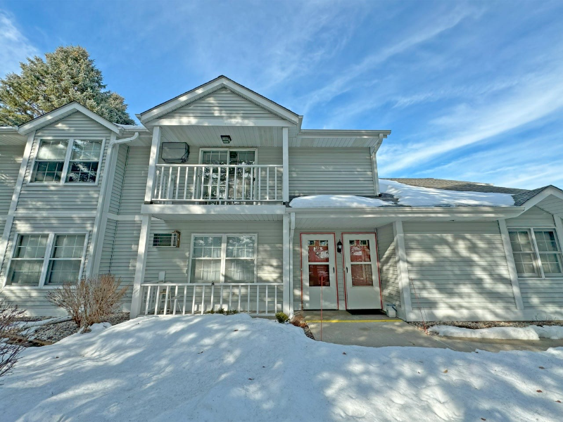 West Bend Condo: 611 Barrington Ct