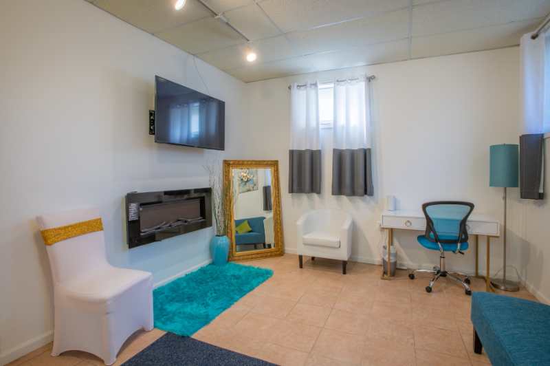 Chicago House: 445 E Bowen Ave