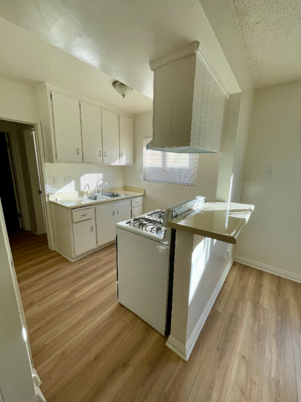 Downey Apartment: 12414 Dunrobin Ave