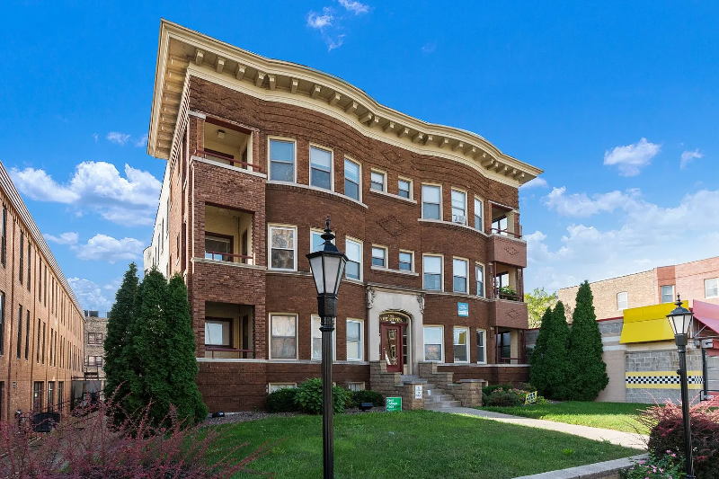 Milwaukee Apartment: 2311 W Wisconsin Ave