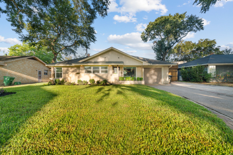 Houston House: 1723 Knightwick Dr