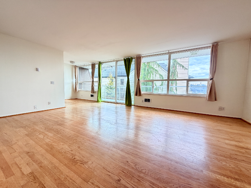 Seattle Apartment: 2012 Thorndyke Ave. W