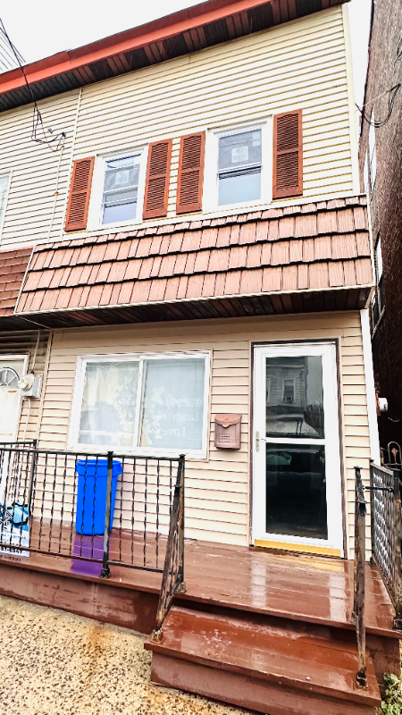 Saint Clair House: 13 N 2nd St