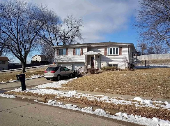 Omaha House: 10636 Nicholas St