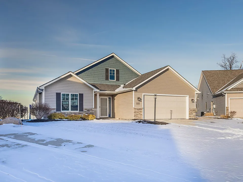 Fort Wayne House: 11297 Belleharbour Cv