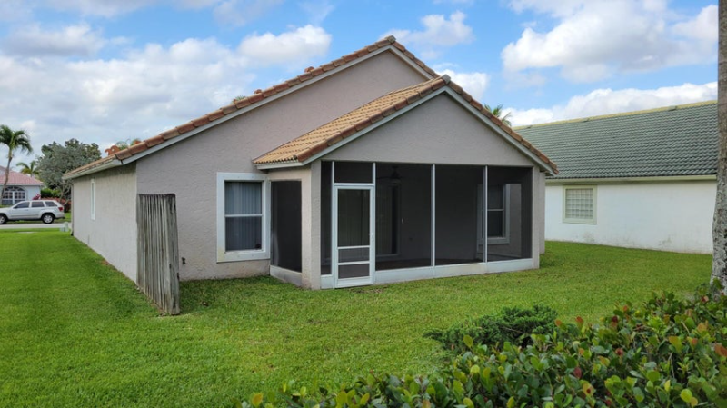 wellington House: 1651 oak berry circle