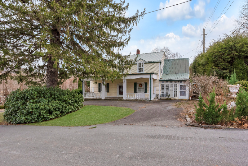 West Jefferson House: 209 W 1st