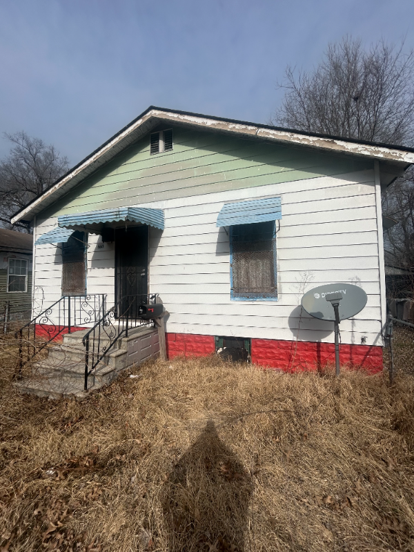 East Saint Louis House: 5617 Warren Ave
