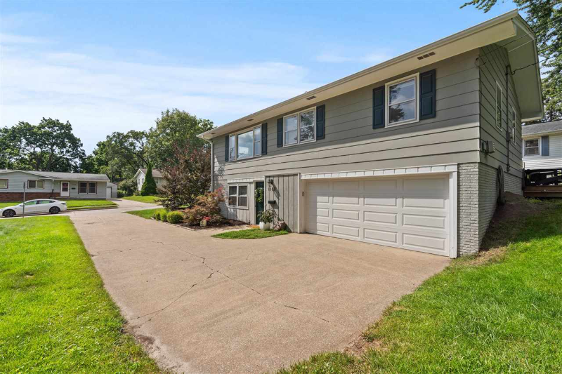 Iowa City House: 1100 Dover St