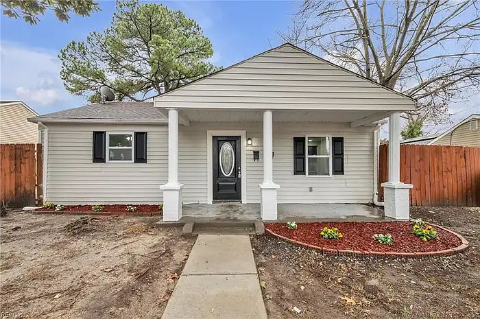 Norfolk House: 901 Lasser Dr