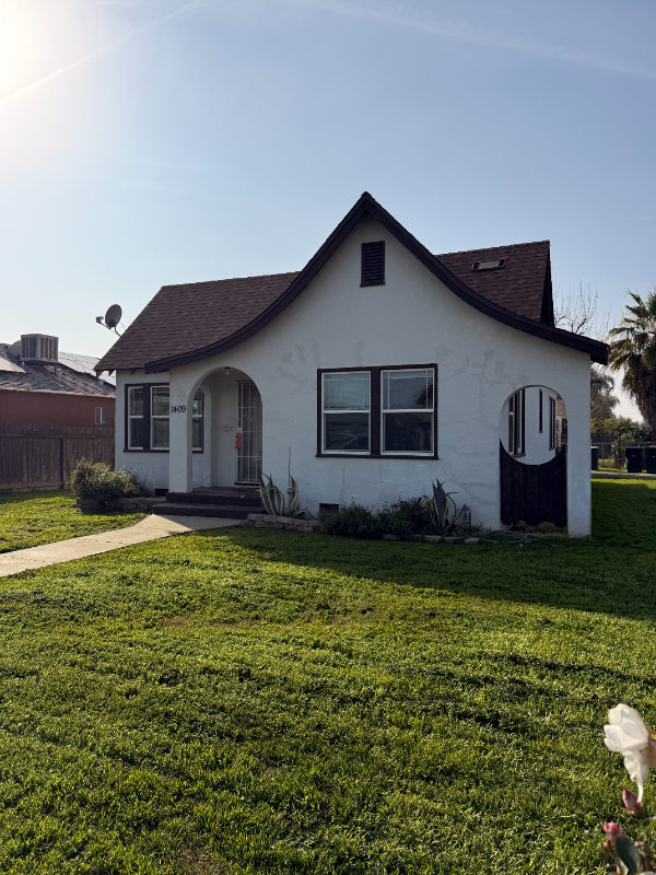 Visalia House: 1409 N Divisadero St