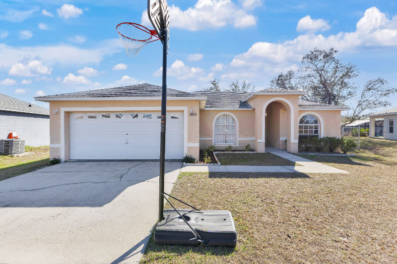 kissimmee House: 327 salmon court