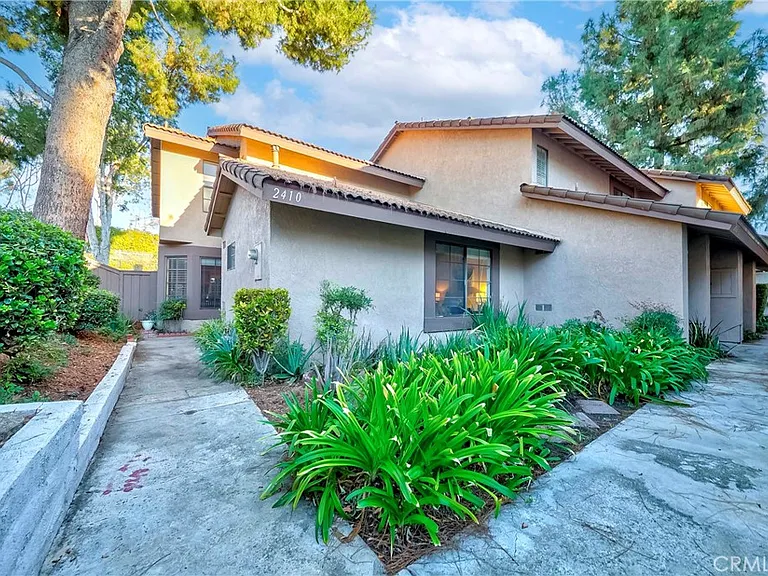 Fullerton House: 2410 Plaza de Vis