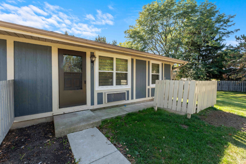 Rochester Apartment: 6 Roanoke Ln