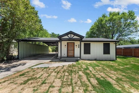 Dallas House: 842 E Laramie Lane