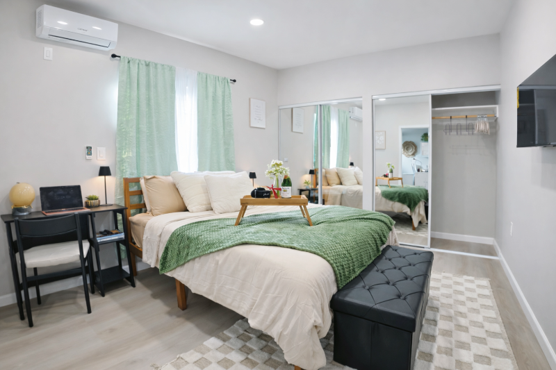 fullerton House: 148 e rossylnn ave