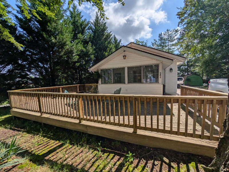 Hendersonville House: 604 Yarborough Street